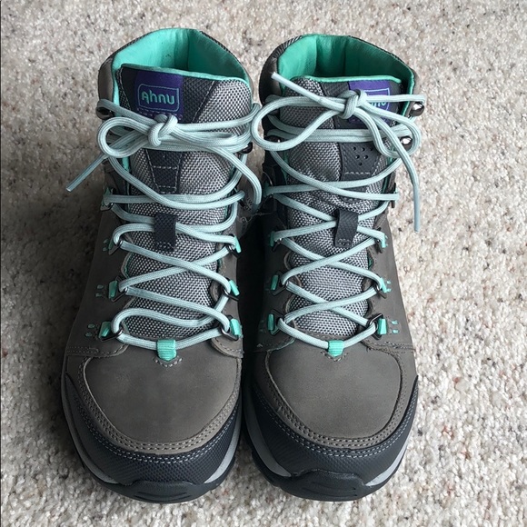 teva montara hiking boots